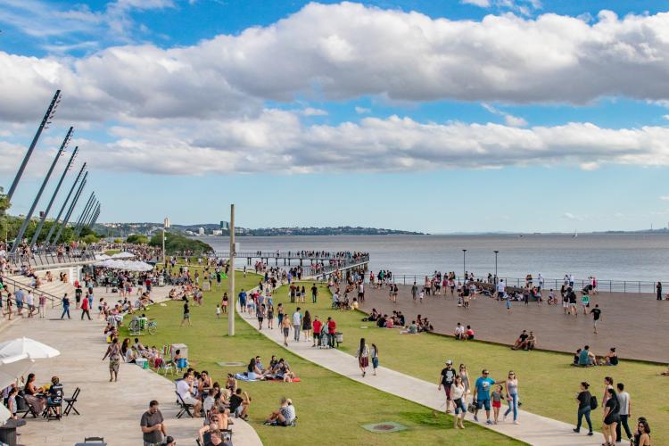 Foto que ilustra matéria sobre o que fazer em porto alegre mostra o Parque Urbano da Orla Moacyr Scliar com visitantes circulando