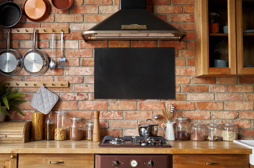 Foto de uma cozinha com parede de tijolos e decoração em madeira.