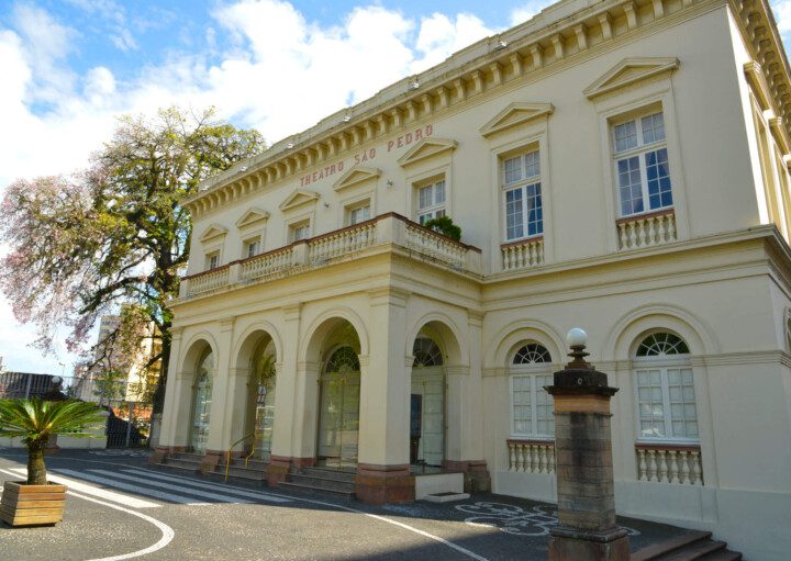 Foto que ilustra matéria sobre o que fazer em Porto Alegre mostra a fachada do histórico Theatro São Pedro em um dia de sol