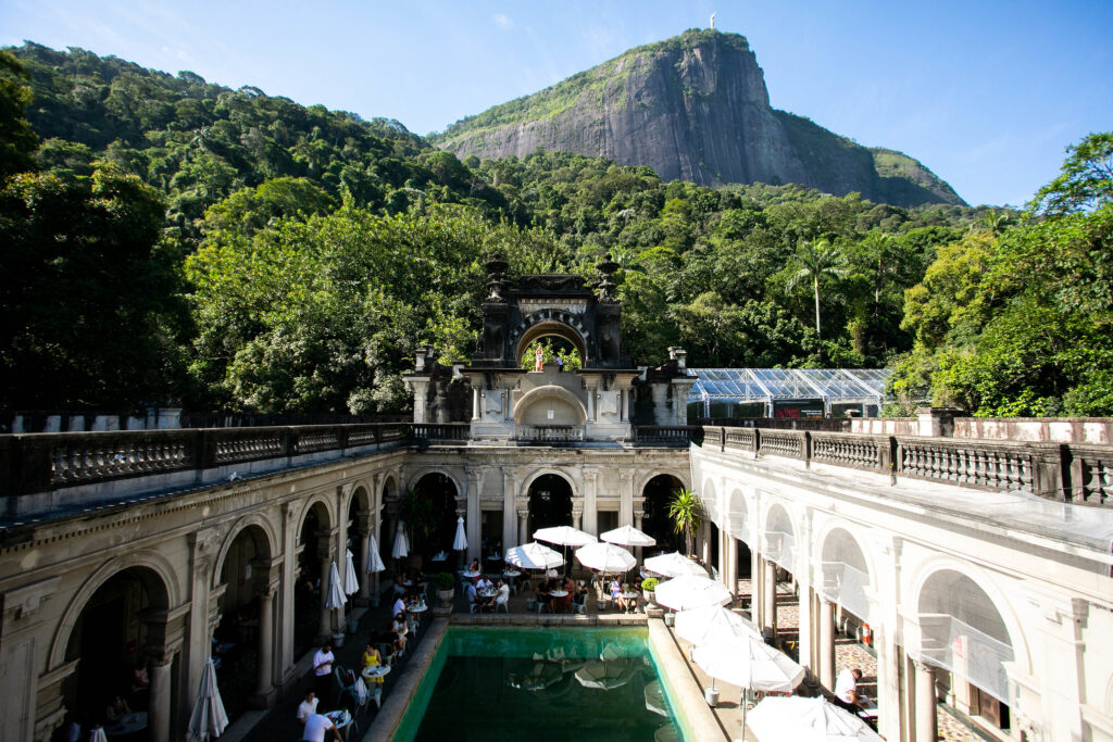 Imagem do Parque Lage com o Cristo Redentor a fundo para ilustrar matéria sobre parques no Rio de Janeiro