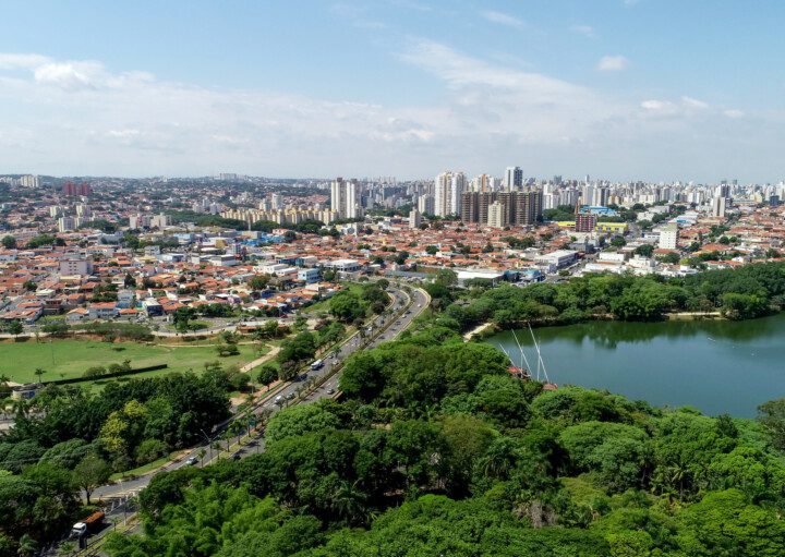 Foto que ilustra matéria de o que fazer em campinas mostra a vista aerea de campinas em sp