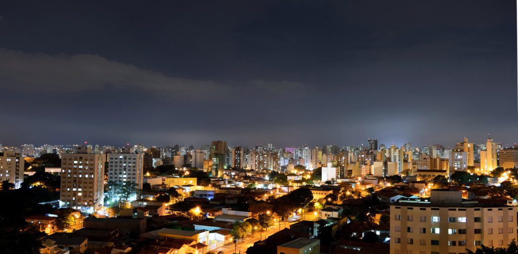 Imagem que ilustra matéria sobre roteiros em Campinas mostra uma imagem panorâmica da cidade de campinas à noite