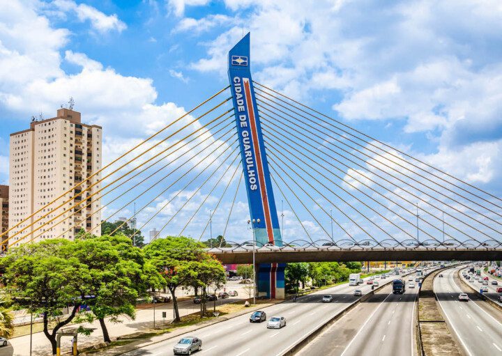 Foto que ilustra matéria sobre o que fazer em Guarulhos mostra o Viaduto da cidade de Guarulhos