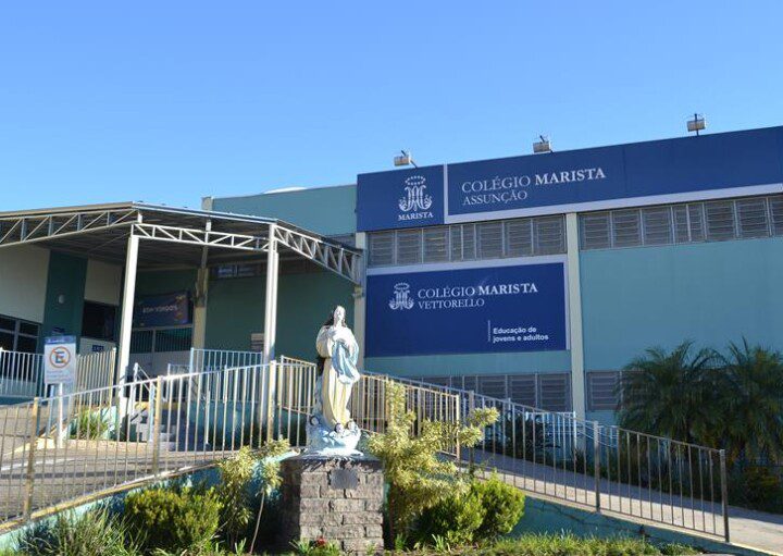 Foto que ilustra matéria sobre escolas em Porto Alegre mostra a fachada frontal de uma das unidades do Colégio Marista.