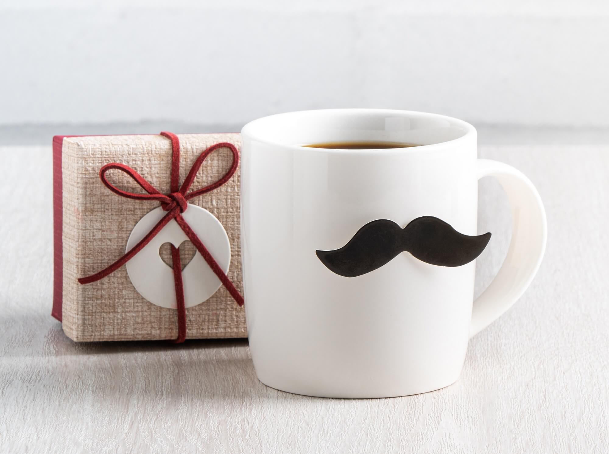 Foto que ilustra matéria sobre decoração para dia dos pais mostra um presente com uma caneca decorada com bigode.