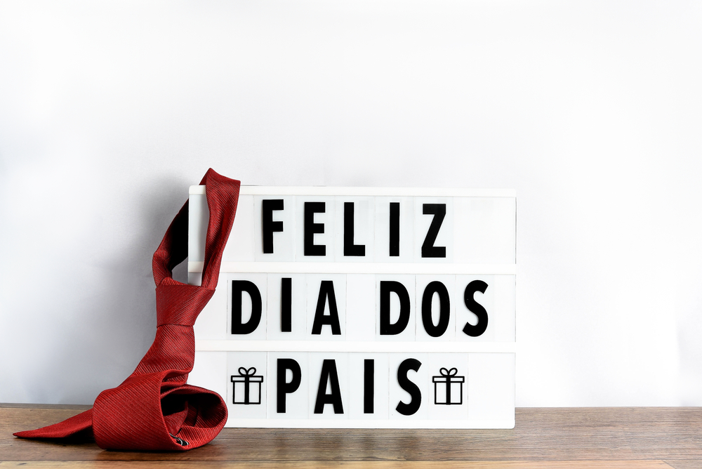 Foto que ilustra matéria sobre decoração para dia dos pais mostra uma luminária escrita "feliz dia dos pais"