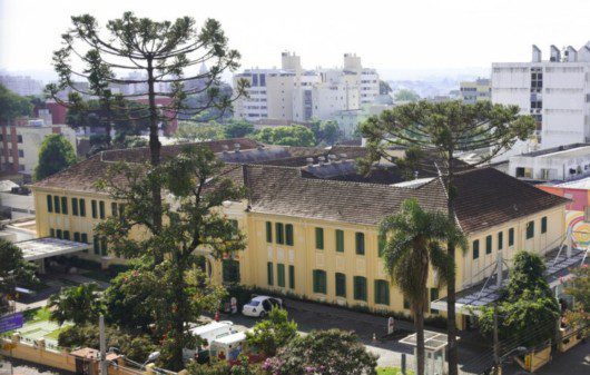 Foto que ilustra matéria sobre hospitais em Curitiba mostra, de um ângulo de cima, a fachada do Hospital Pediátrico Pequeno Príncipe.