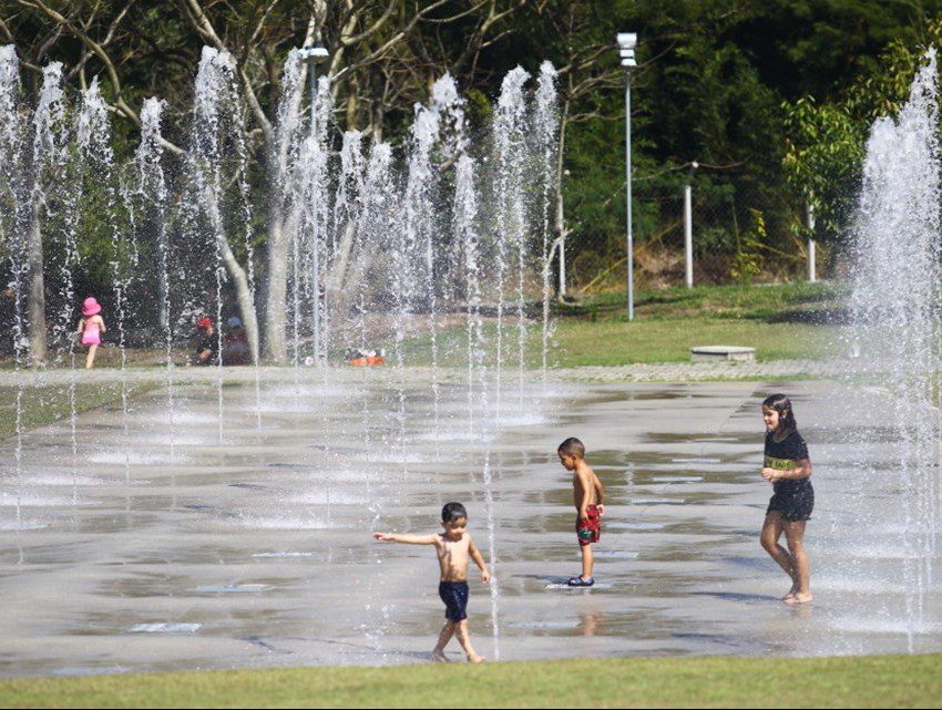 Foto que ilustra matéria sobre Parque em São José dos Campos mostra uma das atrações do Parque Ribeirão Vermelho: s jatos de água que saem do chão e divertem as crianças. Na imagem, algumas crianças aparecem se banhando nos jatos.