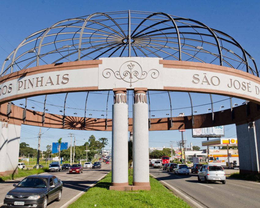 Foto que ilustra matéria sobre bairros em São José dos Pinhais mostra uma foto frontal do portal de entrada da cidade.