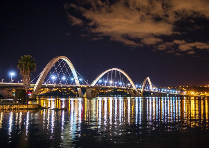 Imagem que ilustra matéria sobre morar em Brasília mostra a Ponte Juscelino Kubitschek em Brasilia