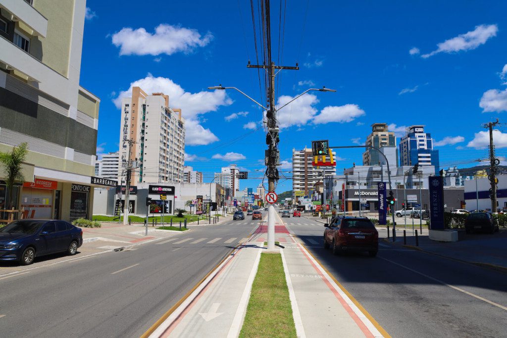 Foto que ilustra matéria sobre os bairros de Palhoça mostra a avenida atilio pedro pagani