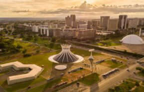 Foto que ilustra matéria sobre moradia no Brasil mostra a cidade de Brasília vista do alto ao entardecer.