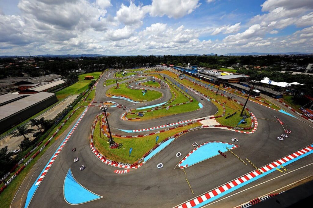 Foto que ilustra matéria sobre o que fazer em Cotia mostra uma visão do alto de toda a pista do Kartódromo Internacional Granja Viana