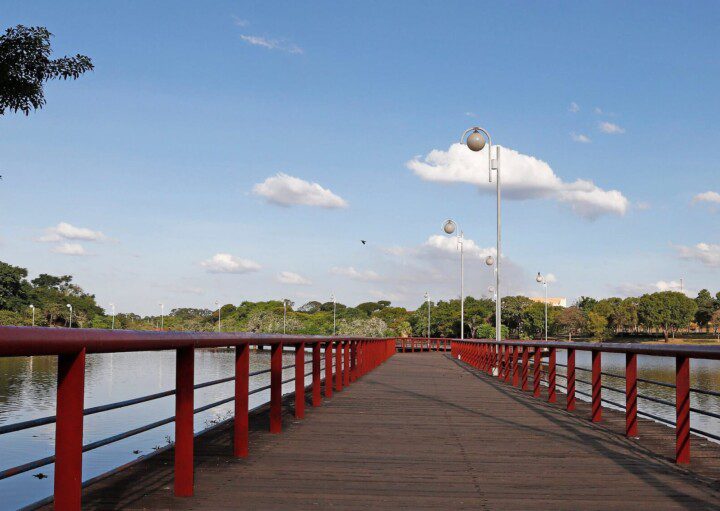 Foto que ilustra matéria sobre o que fazer em São José do Rio Preto mostra uma ponte sobre um dos lagos do Parque da Represa Municipal.