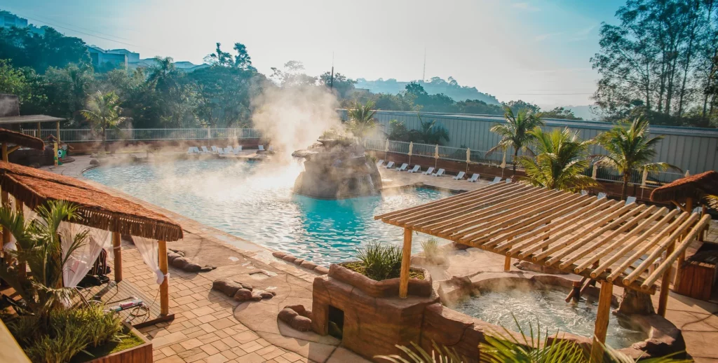 Foto que ilustra matéria sobre parque em Cotia mostra o parque Thermas da Mata.