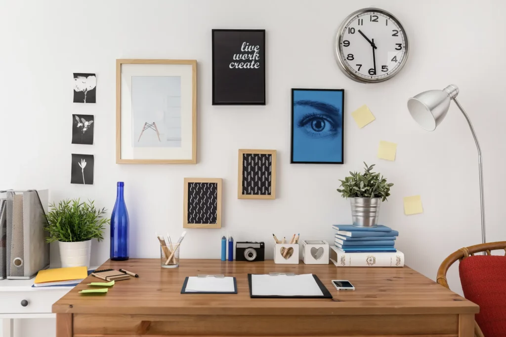 Foto de um home office com quadros decorativos.