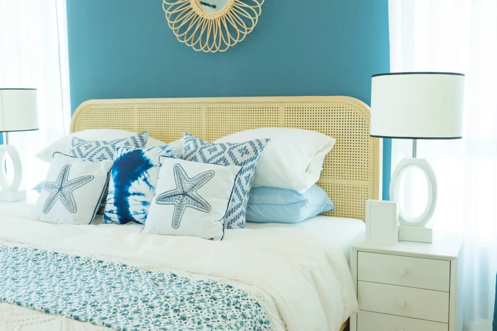 Foto de um quarto azul com decoração de praiana.