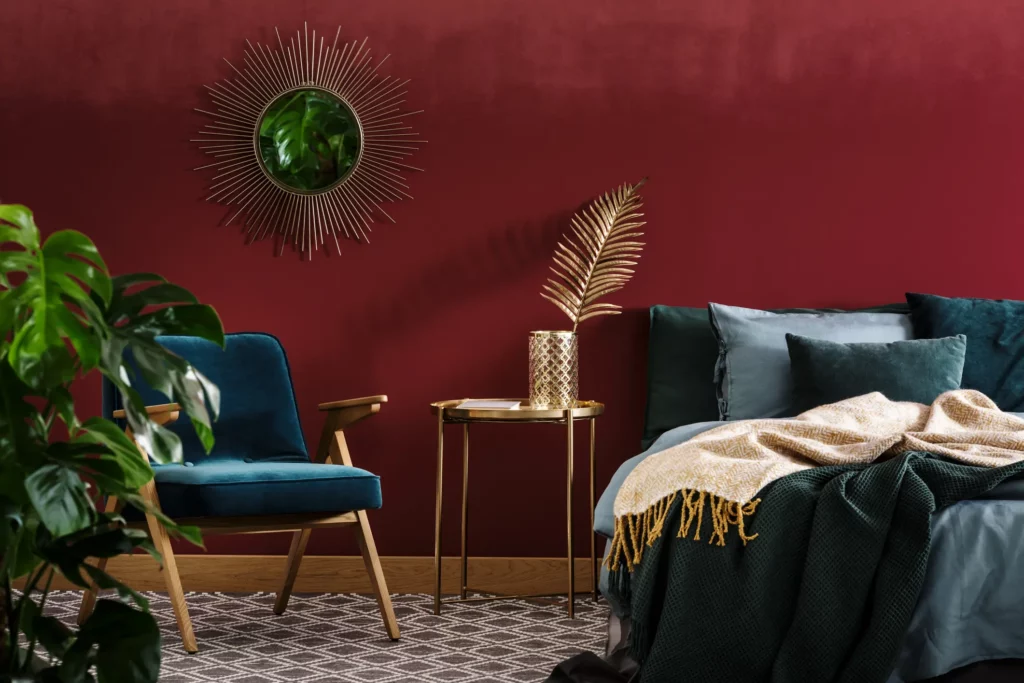 Foto de um quarto vermelho com decoração azul e bege.