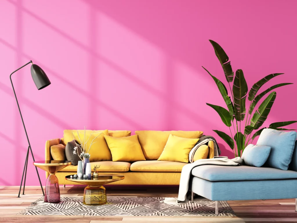 Decoração colorida: foto de uma sala com parede rosa e sofás coloridos.