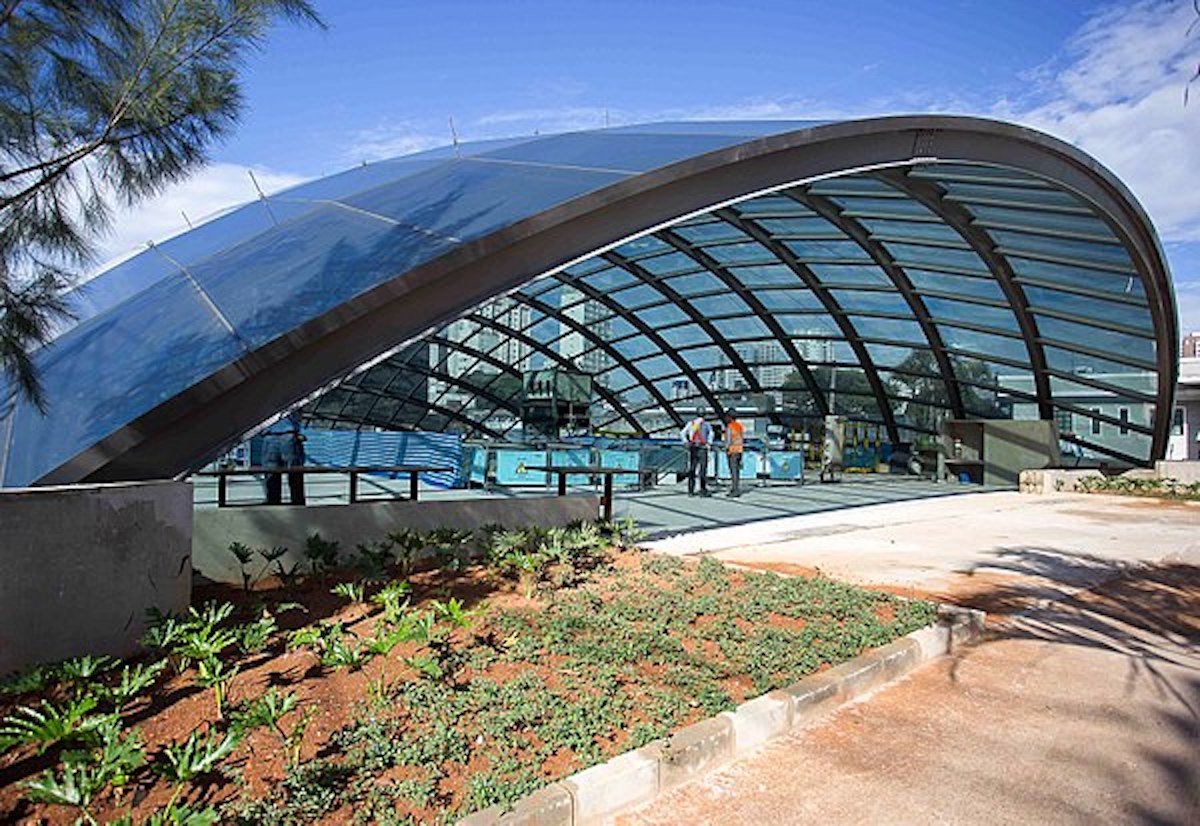 Foto que ilustra matéria sobre Estação Brooklin mostra a entrada da Estação Brooklin em SP.