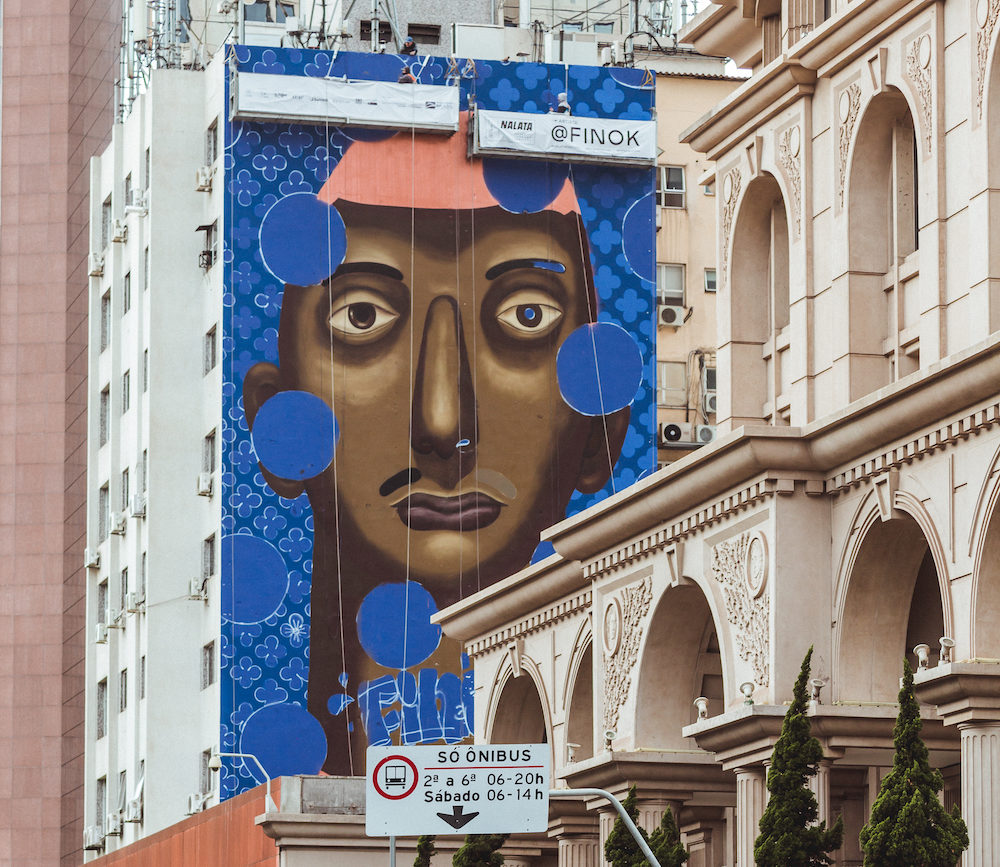 Raphael Sagarra, conhecido como Finok, nasceu no bairro do Cambuci, no Centro de São Paulo. Com figuras da cultura popular incorporadas ao grafite, como pipas e balões, procura trazer discussões sobre as relações entre a sociedade e os valores sociais, abordando temas da cultura popular brasileira, como religiões e folclore.