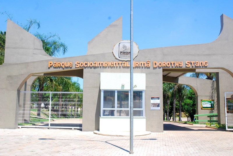 Foto que ilustra matéria sobre parques em Hortolândia mostra a fachada de entrada do Parque Socioambiental Irmã Dorothy Stang.