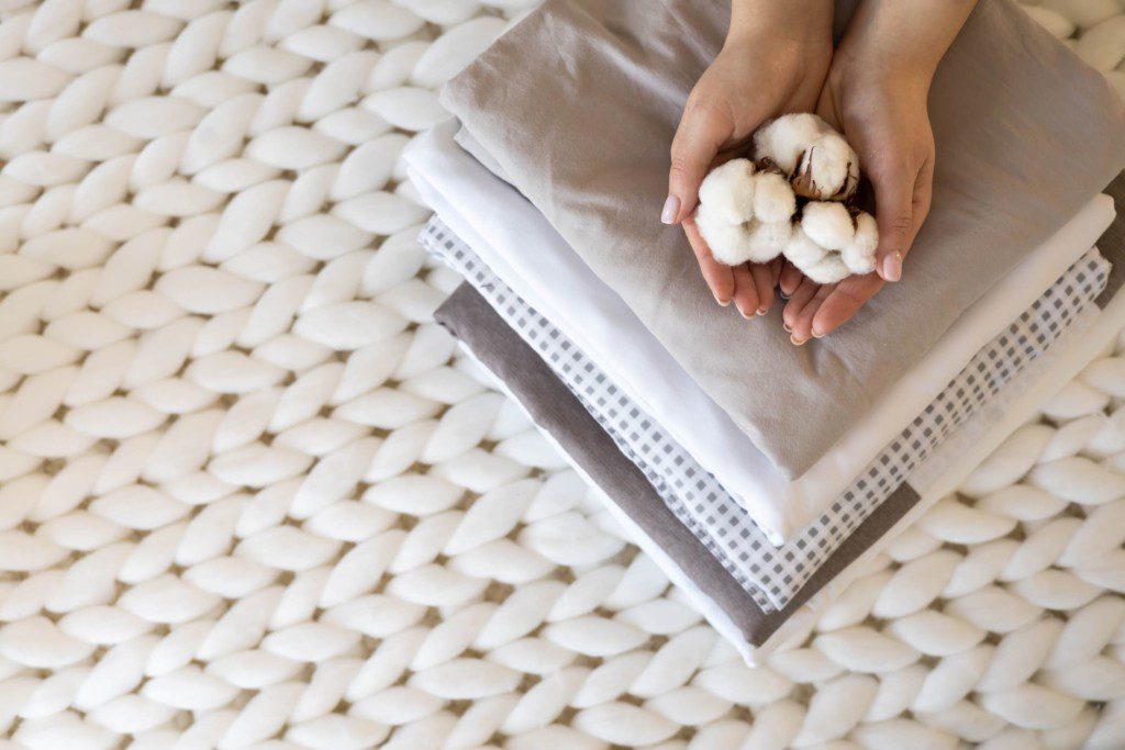 Tecidos para roupa de cama e algodão. Imagem disponível em Getty Images.