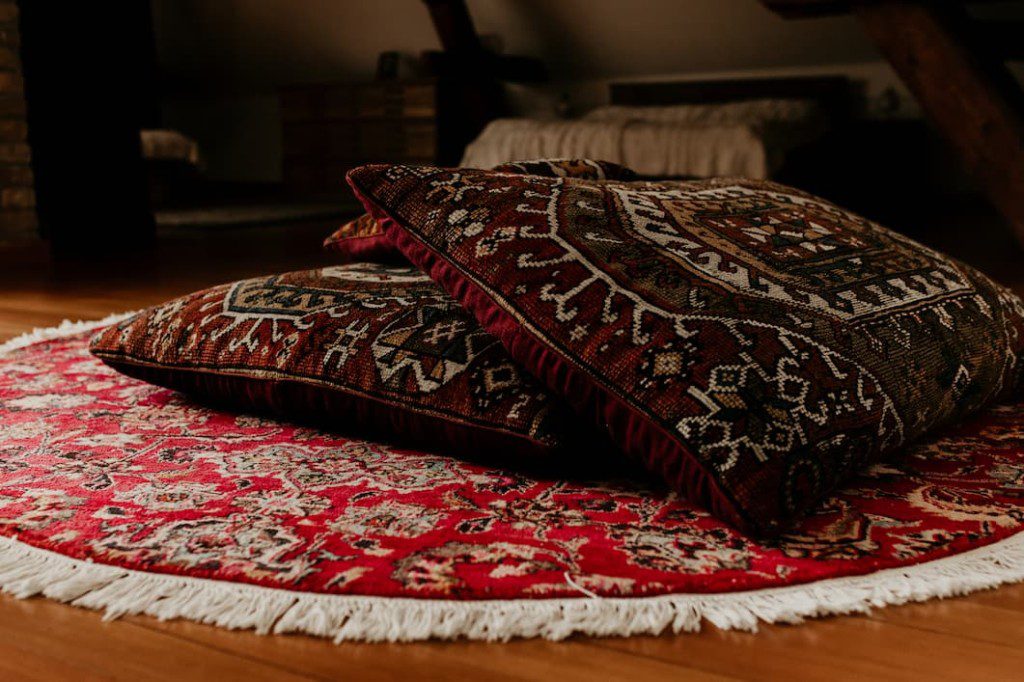 Tapete e almofadas vintage. Imagem disponível em Getty Images.