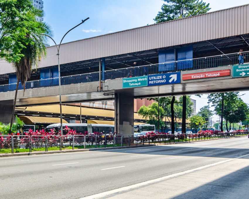 Foto que ilustra matéria sobre Estação Tatuapé mostra a placa da estação Tatuapé