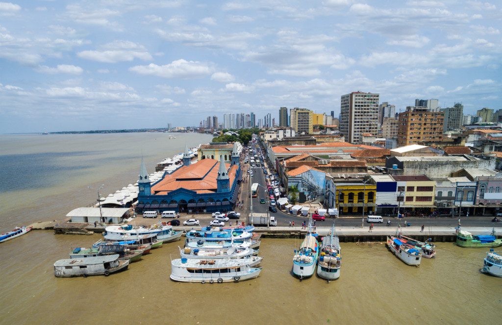 Imagem que ilustra matéria sobre mercado ver-o-peso mostra a vista da baía do Guajará com barcos no seu entorno.