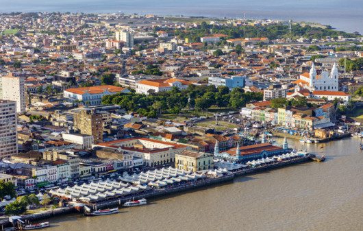 Foto que ilustra matéria sobre praias em Belém do Pará mostra a cidade à beira do Rio.