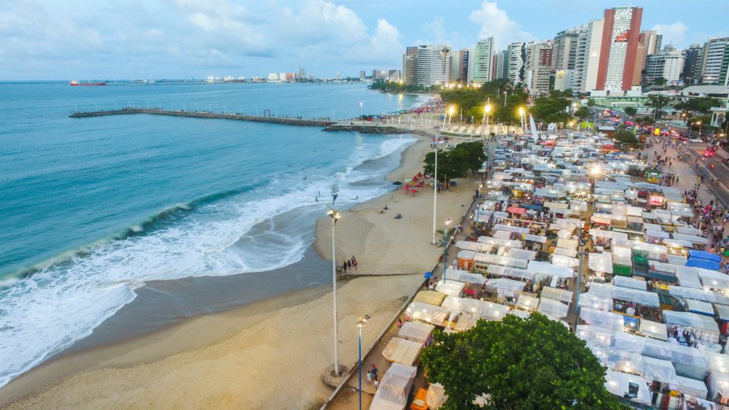 Feirinha da Beira Mar vista de cima antes da reforma era formada por muitas barraquinhas.