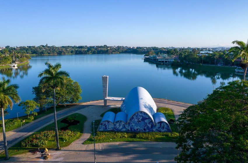 Foto que ilustra matéria sobre o Complexo Arquitetônico da Pampulha mostra a lagoa da Pampulha em destaque, com a Igreja São Francisco de Assis em primeiro plano