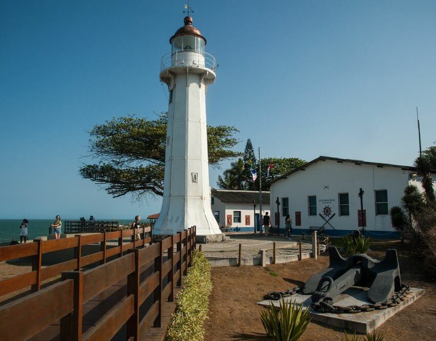 Foto mostra o Farol de Santa Luzia em um dia de sol com céu azul