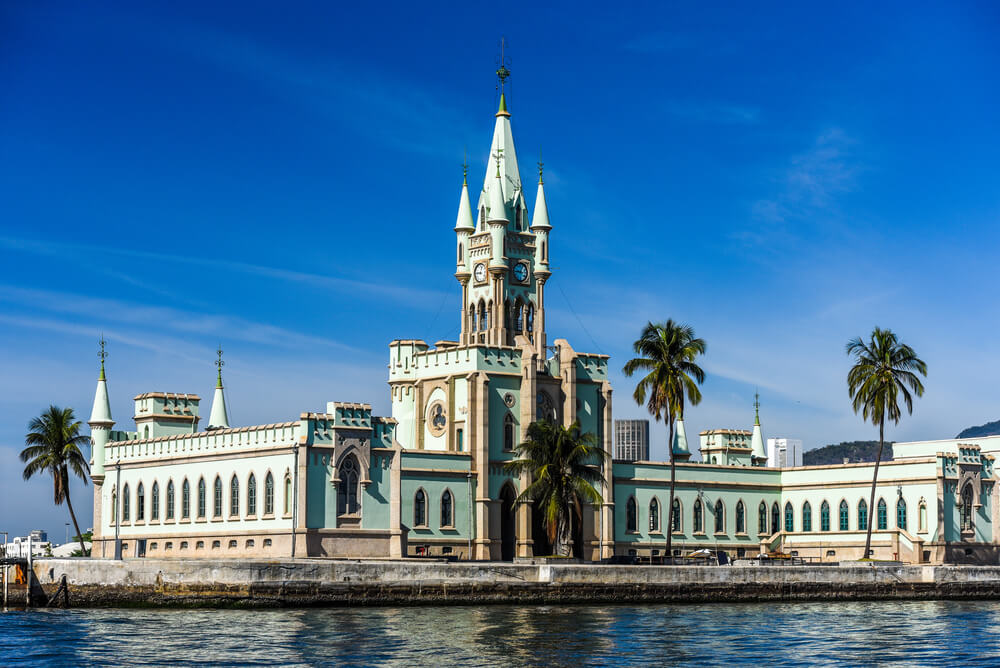 Foto que ilustra matéria sobre ilha no Rio de Janeiro mostra o castelinho localizado na Ilha Fiscal, no Rio de Janeiro. 