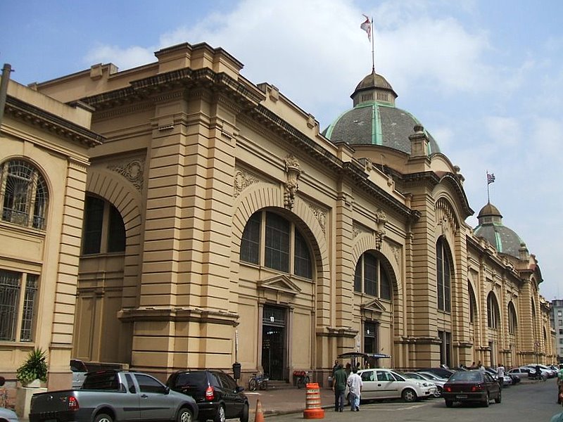 Foto que ilustra matéria sobre o que fazer em SP mostra a entrada do Mercado Municipal de SP.