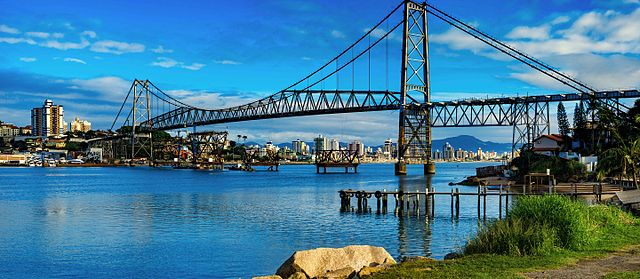 Foto que ilustra matéria sobre Praça Hercílio Luz mostra a Ponte Hercílio Luz