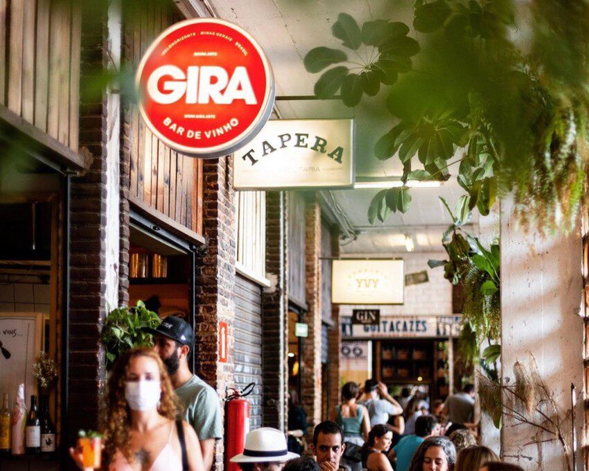 Foto que ilustra matéria sobre o Mercado Novo em Belo Horizonte mostra um dos corredores do mercado (Foto: Facebook do Gira Bar de Vinhos)