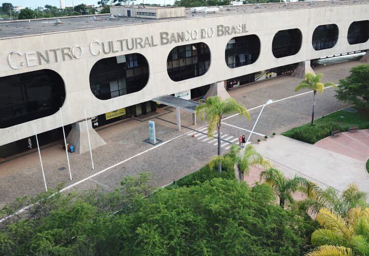 Imagem aérea do jardim e fachada do Centro Cultural Banco do Brasil Brasília. Fonte: Página oficial do CCBB Brasília.