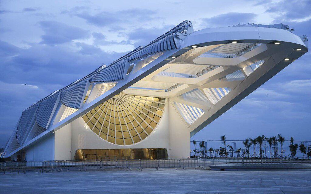 Imagem panorâmica da arquitetura externa do Museu do Amanhã, localizado no Rio de Janeiro