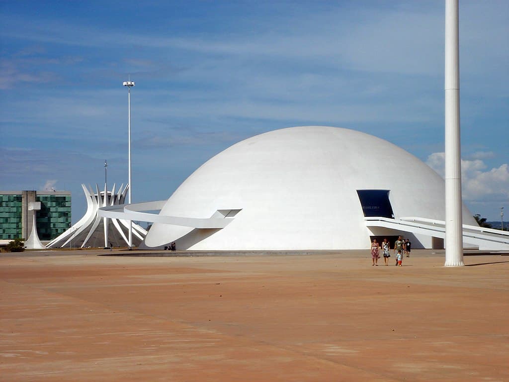 Museu Nacional da República Honestino Guimarães. Um monumento branco e circular, com uma rampa de entrada.