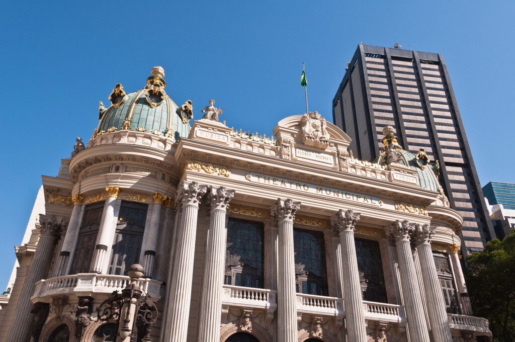 Imagem da parte de cima da arquitetura do Theatro Municipal do Rio de Janeiro