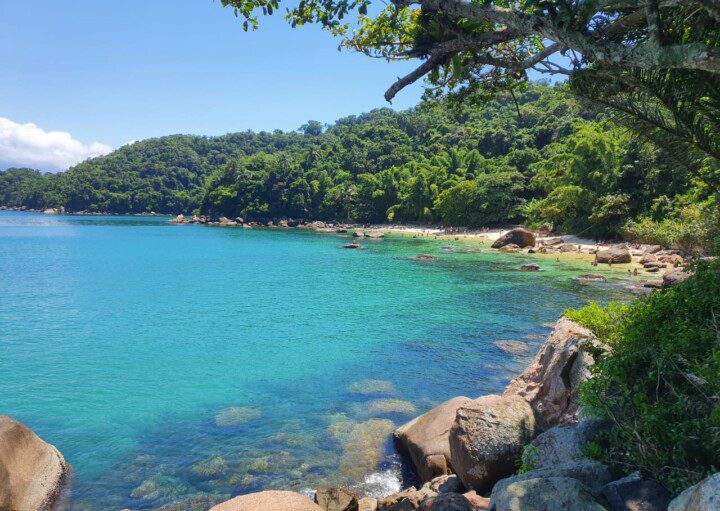 Imagem da Ilha das Couves, em Ubatuba, uma das melhores praias de SP.