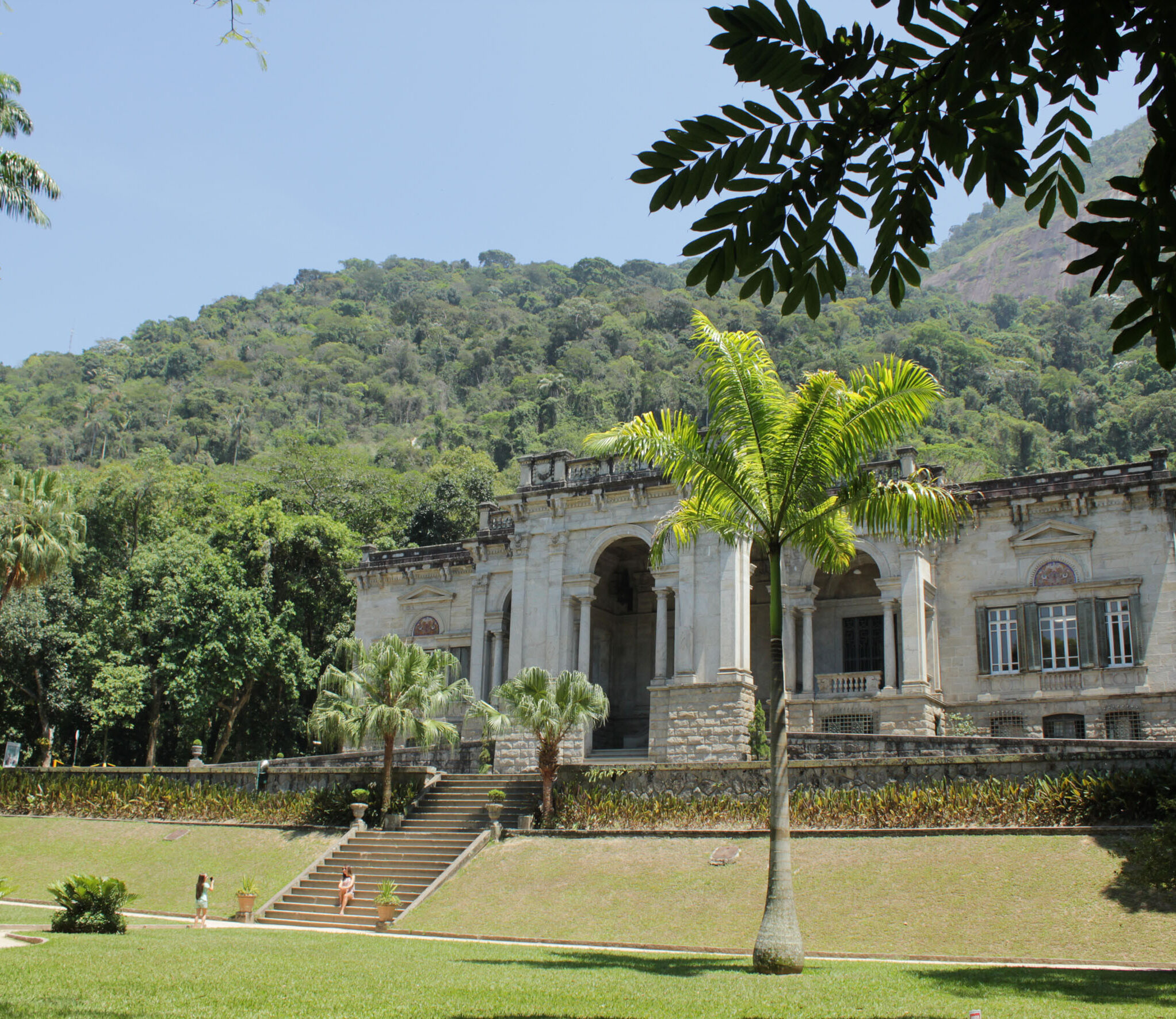 Situado aos pés do Corcovado, o Parque Lage é um refúgio natural que abriga trilhas e monumentos arquitetônicos de tirar o fôlego