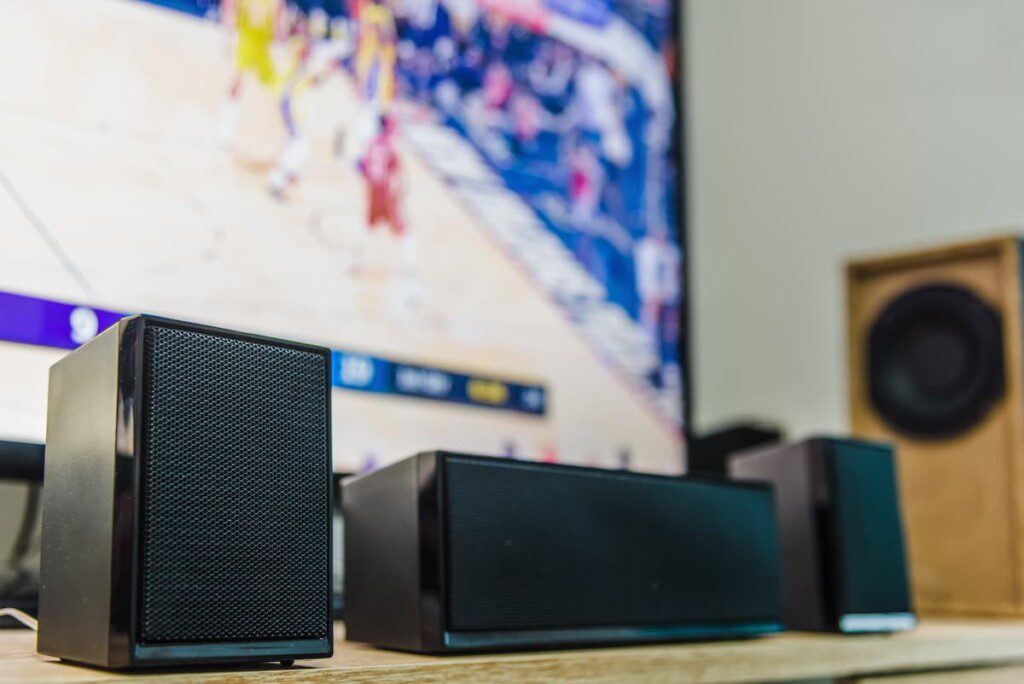 Sala de cinema em casa com um home theater em evidência.