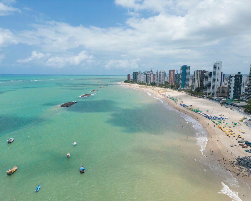 Foto que ilustra matéria sobre onde fica Jaboatão dos Guararapes mostra a Praia de Candeias vista do alto.