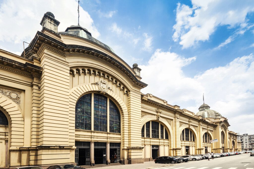 Imagem panorâmica da frente do Mercado Municipal de São Paulo 