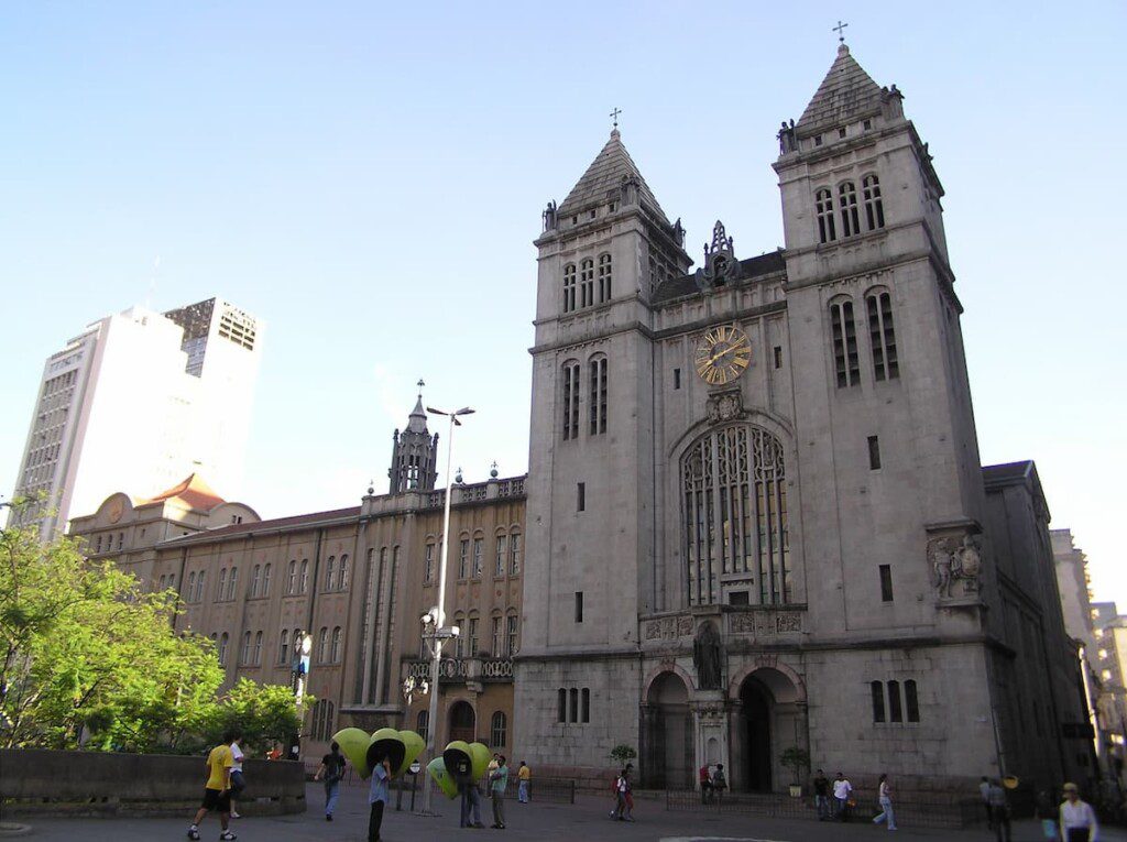 Área externa do Mosteiro de São Bento. Uma praça e prédio cinzas.