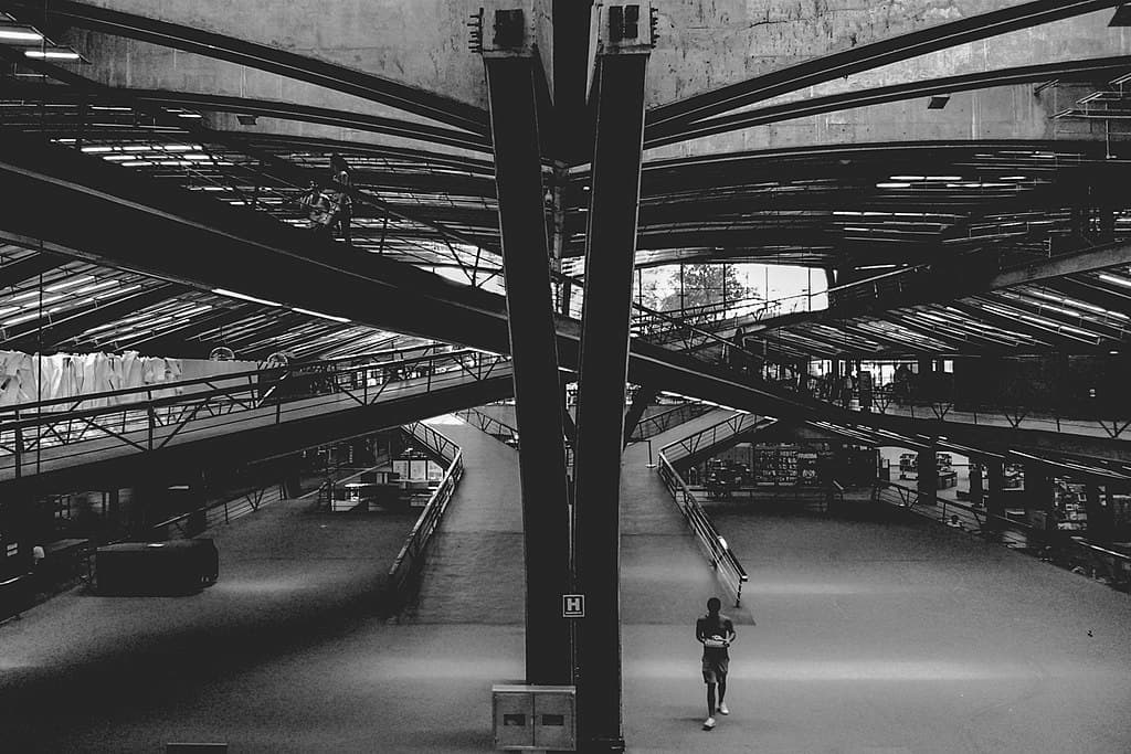 Imagem em preto e branco do interior do Centro Cultural São Paulo.