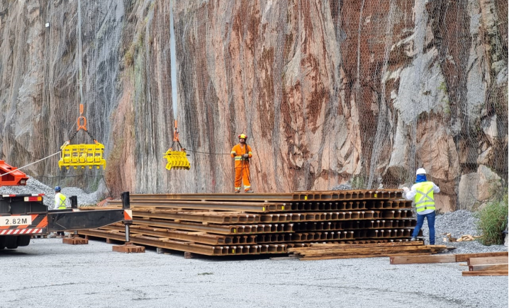 Imagem panorâmica de trabalhadores em meio a obra da linha 6